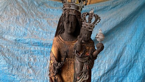 Eine verbrannte angeruste Madonnastatue mit Kind. (Foto: SWR)