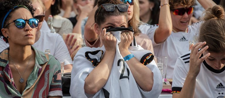 Emotionen pur - Public Viewing bei der Fußball-EM der Frauen (Foto: dpa Bildfunk, Picture Alliance)