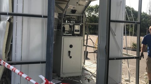 Ein gessprengter Geldautomat in Rohrbach (Pfalz) (Foto: SWR)