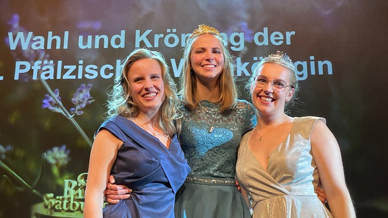 Pfälzische Weinkönigin und ihre beiden Prinzessinnen.  (Foto: SWR)