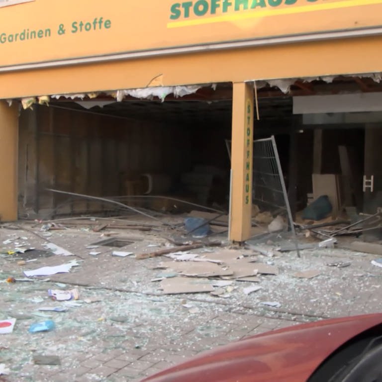 Explosion in Speyer - die Schaufensterscheiben sind rausgefallen (Foto: SWR)