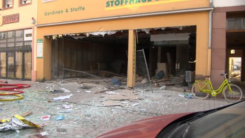 Explosion in Speyer - die Schaufensterscheiben sind rausgefallen (Foto: SWR)