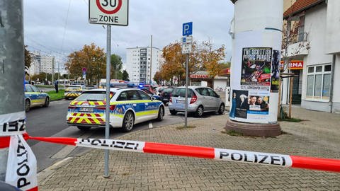 Der Tatort in Ludwisghafen-Oggersheim ist weiträumig abgesperrt (Foto: dpa Bildfunk, picture alliance/dpa | Keutz TV-NEWS)