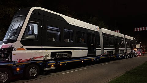 Die neue Straßenbahn der RNV - angeliefert bei Nacht (Foto: SWR)