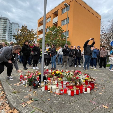 Menschen gedenken in Ludwigshafen-Oggersheim an die Opfer der Messerattacke. (Foto: SWR)