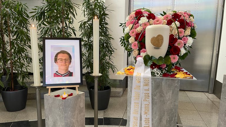 Trauerfeier in Oggersheim mit einem Foto des 20-Jährigen, der bei der Messerattacke getötet wurde (Foto: SWR)