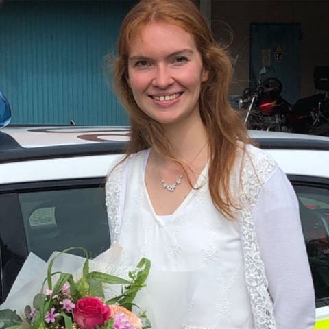 Laura Eberle mit Blumenstrauße wird für Zivilcourage geehrt.  (Foto: SWR)