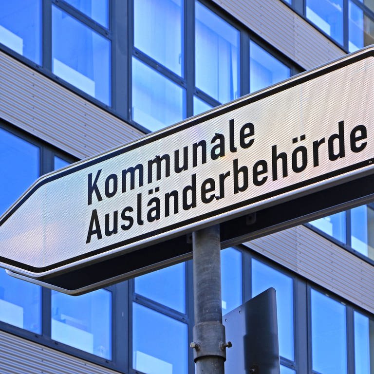 Ehrenamtliche in Ludwigshafen beklagen schwierigen Kontakt zur Ausländerbehörde der Stadt (Foto: IMAGO, Gottfried Czepluch)