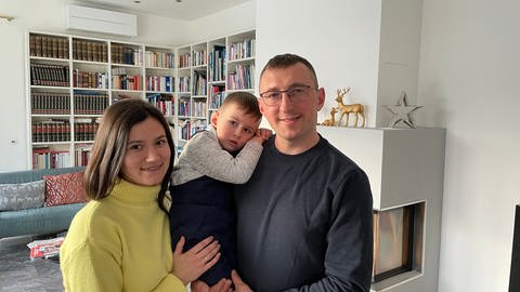 Familie Holub und Pfarrer Andriy Chmyr (Foto: SWR)