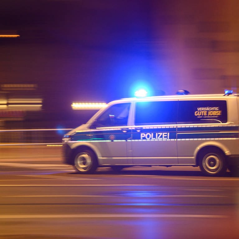 picture alliancedpadpa-Zentralbild | Robert Michael (Foto: dpa Bildfunk, Ein Polizeiwagen mit Blaulicht fährt zu einem Einsatz.)