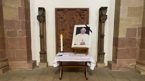 Im Dom zu Speyer brennt eine Kerze für den verstorbenen Papst Benedikt XVI. (Foto: SWR)