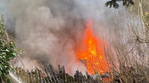 Brand eines Anwesens im Jägerthal bei Bad Dürkheim (Foto: Feuerwehr Bad Dürkheim)