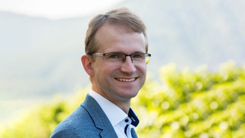 Verbandsbürgermeister Daniel Salm will für den Erhalt der Schlossfestspiele Edesheim kämpfen (Foto: Privat, Erwin Kammermann)