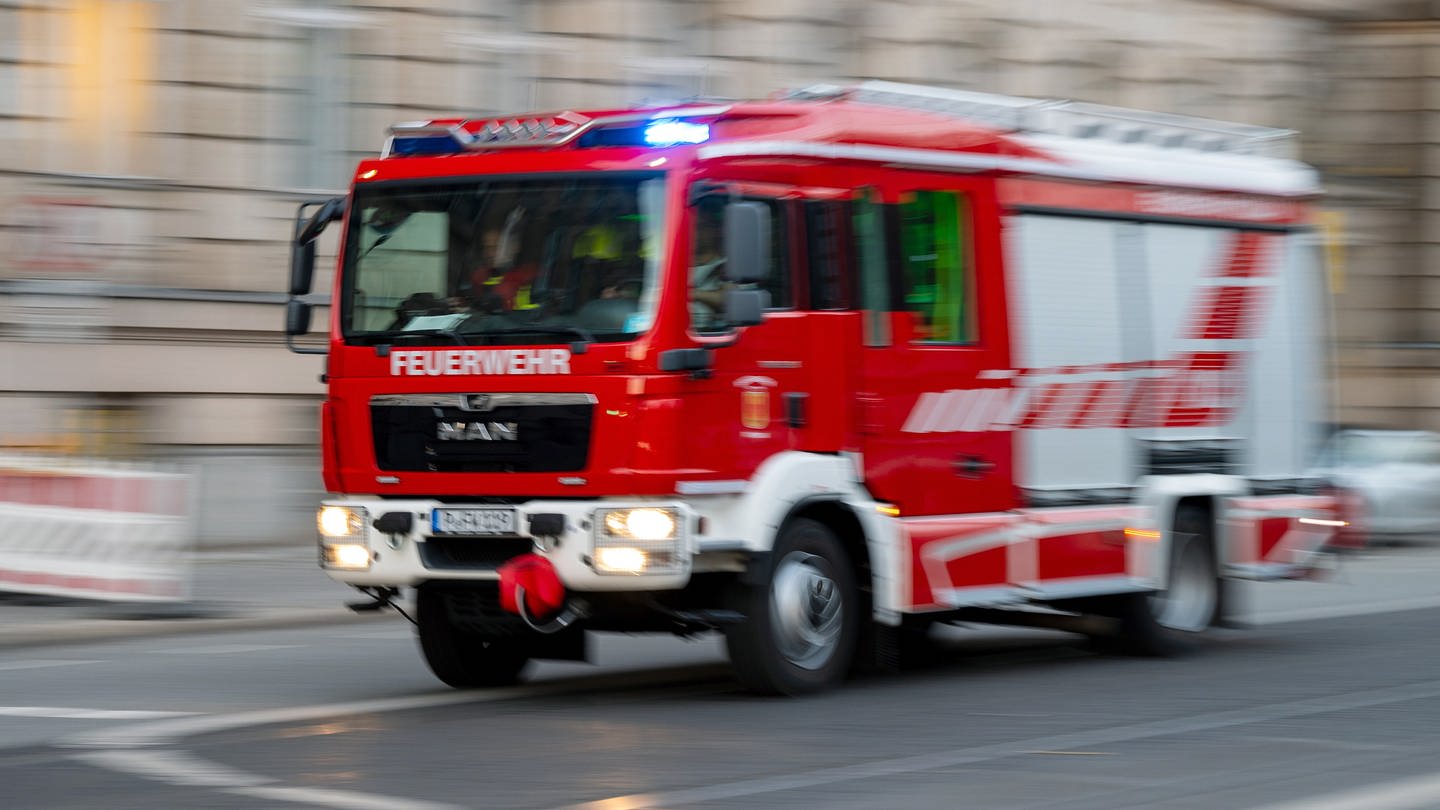 Ein Feuerwehrauto mit eingeschaltetem Blaulicht fährt zum Einsatz. (Foto: dpa Bildfunk, picture alliance/dpa/dpa-Zentralbild | Monika Skolimowska (Symbolbild))