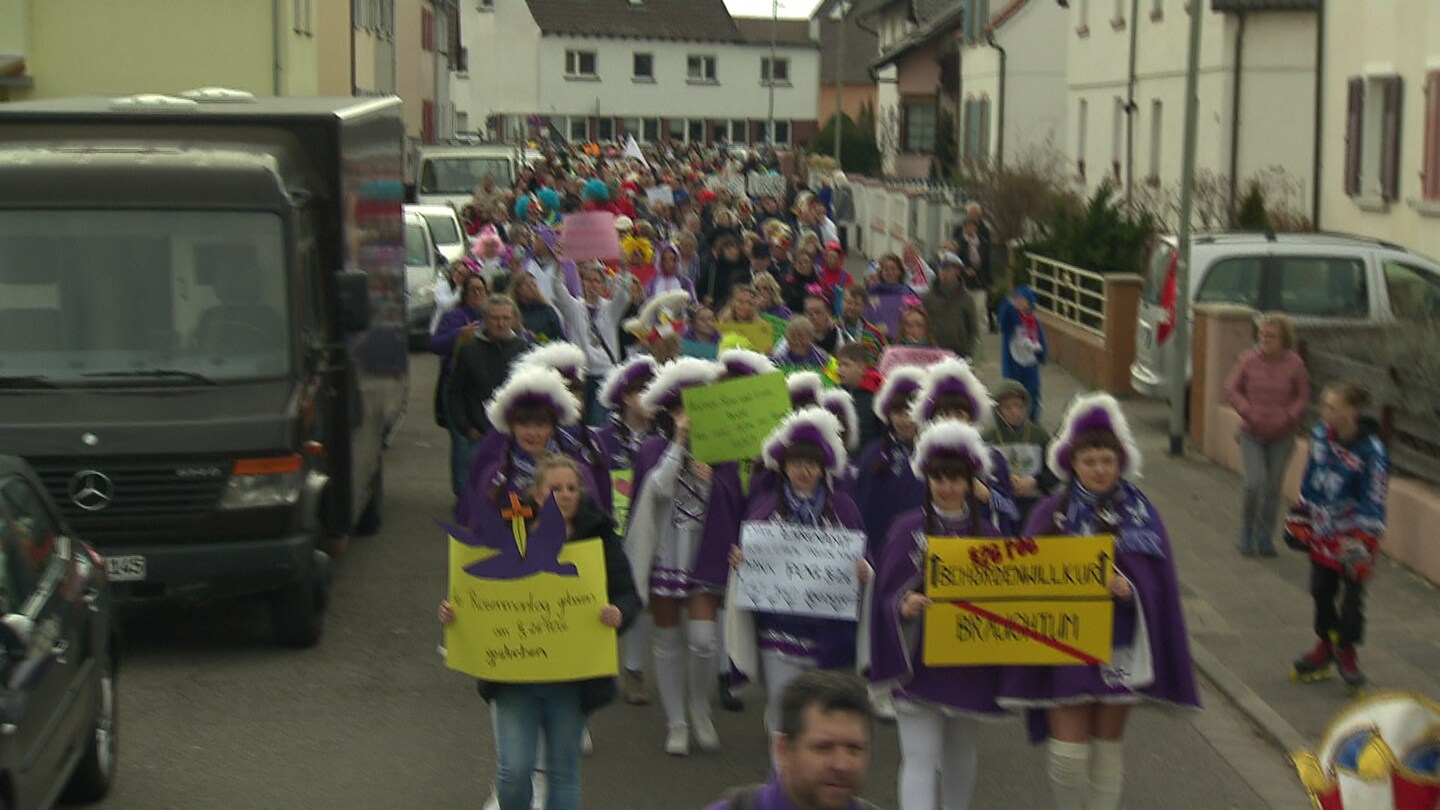 In Maxdorf in der Pfalz haben 600 Menschen für den Erhalt ihrer Fastnachtsumzüge demonstriert. (Foto: SWR)