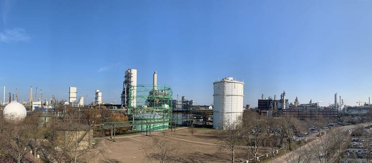 Das BASF Werk in Ludwigshafen nähe Tor 12: Das Chemieunternehmen hat ein drastisches Sparprogramm angekündigt. (Foto: SWR)