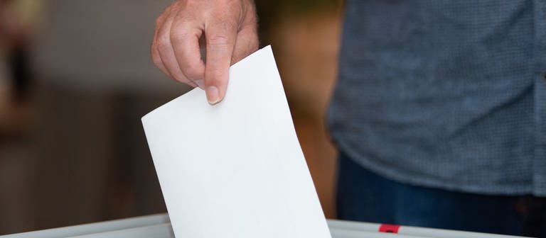 Ein Wähler wirft in einem Wahllokal seinen Stimmzettel in die Wahlurne. (Foto: dpa Bildfunk, picture alliance/dpa/dpa-Zentralbild | Sebastian Kahnert)