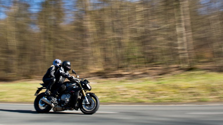 Ein Motorradfahrer mit seinem Sozius (Foto: dpa Bildfunk, picture alliance / Swen Pförtner/dpa)