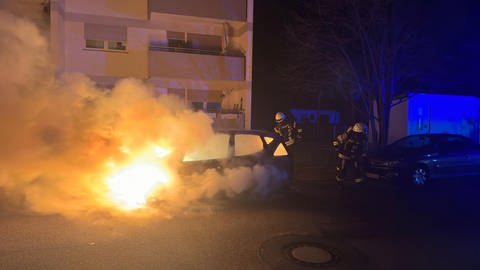 Explosion in Mehrfamilienhaus und Autobrand in Haßloch (Foto: Feuerwehr Haßloch)