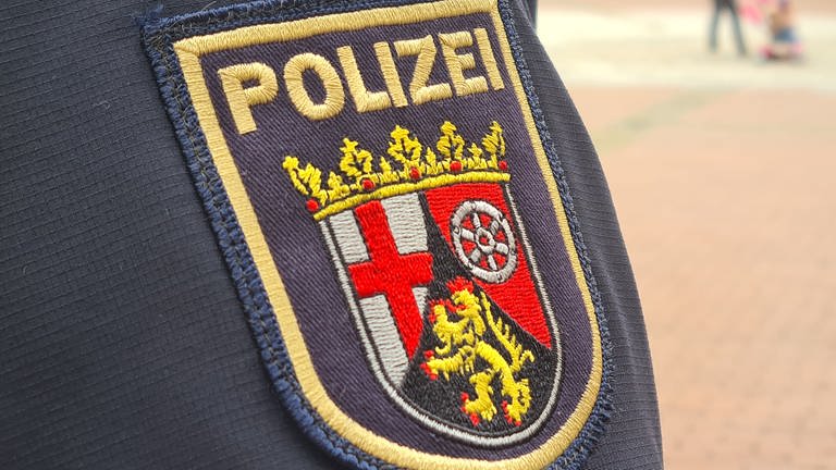 Wappen des Landes Rheinland-Pfalz auf der Dienstkleidung der Polizei. (Foto: SWR)