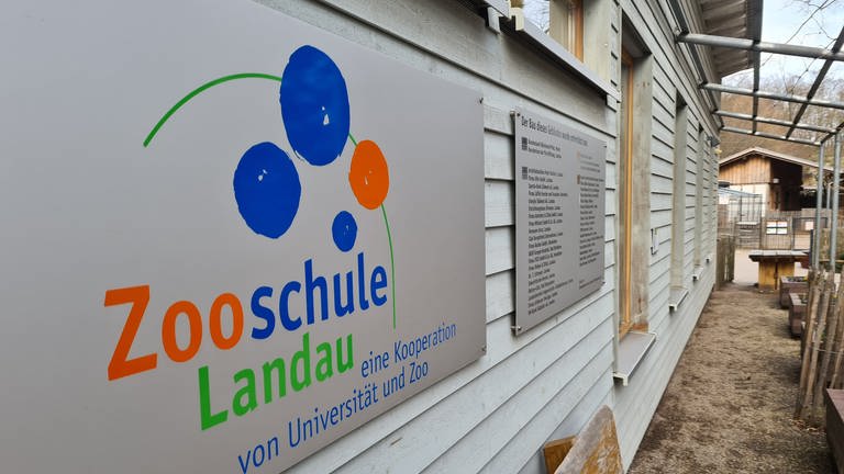 Schild der Zooschule Landau (Foto: SWR)
