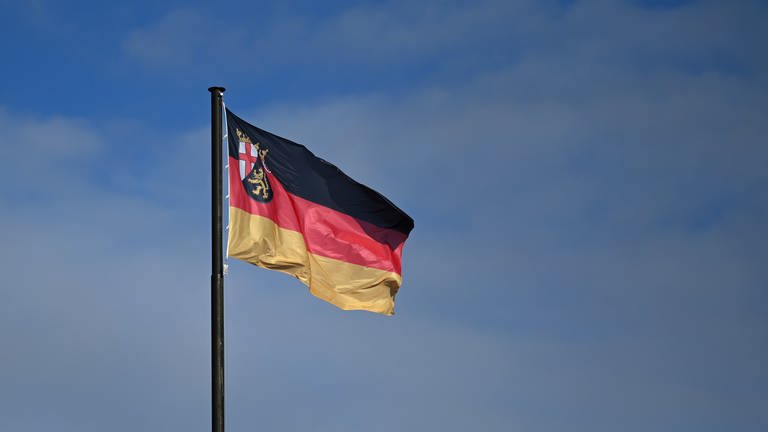 Landesflagge Rheinland-Pfalz (Foto: dpa Bildfunk, picture alliance/dpa | Arne Dedert)