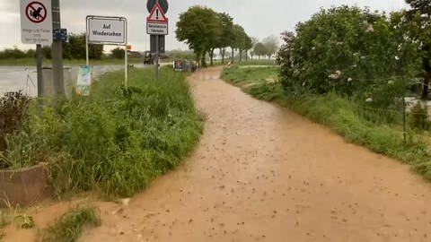Überflutete Straßen und Felder in Römerberg (Foto: Facebook / Matthias Hoffmann)