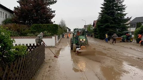 Aufräumarbeiten in Römerberg (Foto: SWR)