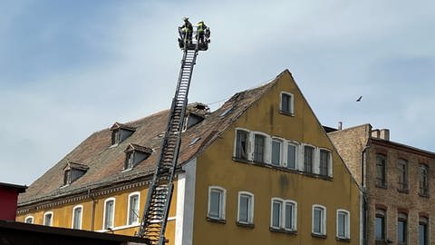 Mehrstöckiges Haus mit einggestürztem Dach in Speyer (Foto: Feuerwehr Speyer)