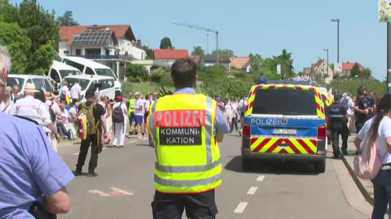 Etliche Polizeibeamte sicherten den Demonstrationszug zum Hambacher Schloss in Neustadt an der Weinstraße.  (Foto: SWR)