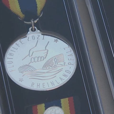 Medaillen mit der Aufschrift "Fluthilfe 2021" (Foto: SWR)