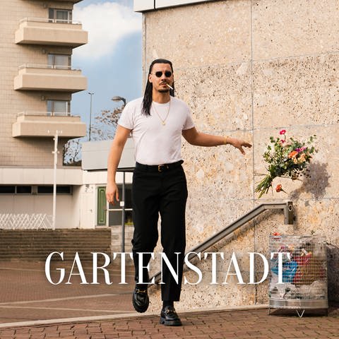 Titel-Cover des neuen Albums "Gartenstadt" von Apache 207 - der Plattenbau im Hintergrund ist eine Hommage an Ludwigshafen (Foto: dpa Bildfunk, picture alliance/dpa/Sony Music)
