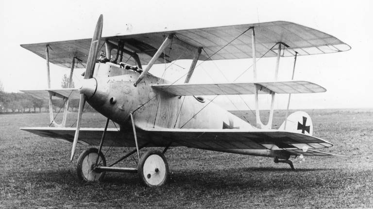 Ein Doppeldecker gefertigt von den Pfalz-Flugzeugwerken (heute PFW Aerospace) in Speyer in den 1920er Jahren (Foto: Stadtarchiv Speyer)