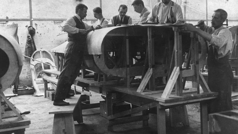 In der Fertigung der Pfalz-Flugzeugwerke, heute PFW Aerospace, um 1920 (Archivbild) (Foto: Stadtarchiv Speyer)