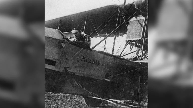 Doppeldecker der Pfalz-Flugzeugwerke mit Pilot um 1920 (Foto: Stadtarchiv Speyer)