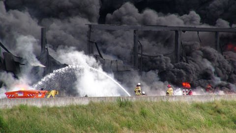 Am 22.6.2013 war in einer Lagerhalle auf der Parkinsel in Ludwigshafen ein Großbrand ausgebrochen.  (Foto: dpa Bildfunk, Picture Alliance)