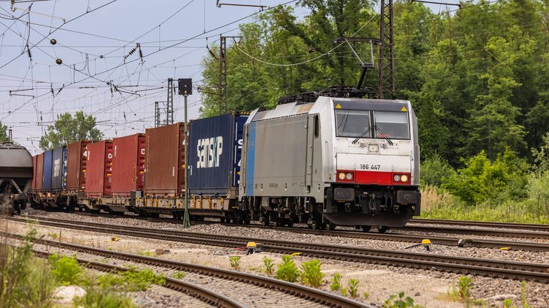 Ein Güterzug auf einer Bahntrasse (Foto: IMAGO, imago)