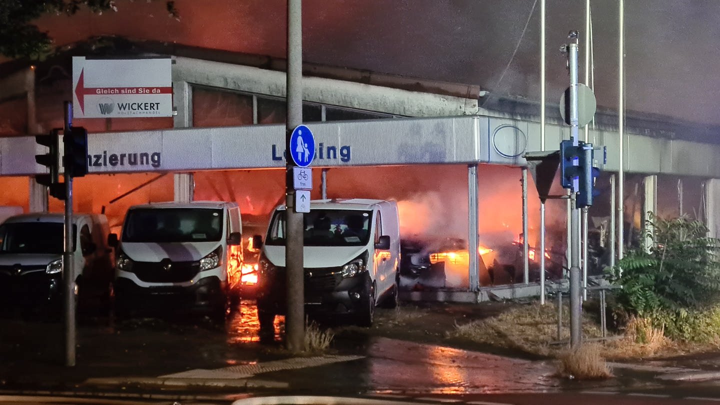 In Landau brennt es in einem Autohaus (Foto: SWR, Thilo Eickhoff)