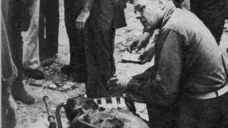 60 Amerikanischer Armeegeistlicher bei einem Opfer, Frankfurter Rundschau 31.07.1948