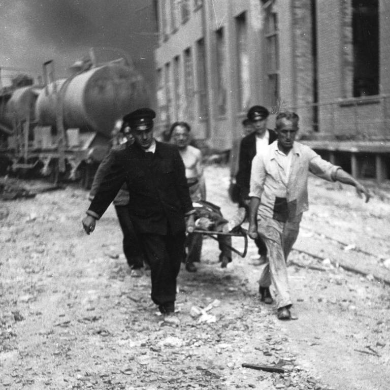 37424a Explosionskatastrophe in der BASF,der erste geborgene Tode, 28.07.1948  (1) (Foto: Stadtarchiv Ludwigshafen)
