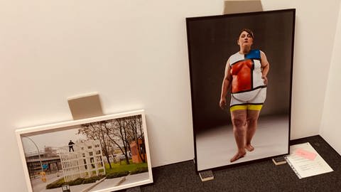Selbstporträt á la Mondrian - das Selbstbildnis von Jakob Lena Knebl wird ab dem 9. September in der Mondrian-Asusstellung im Wilhelm Hack Museum Ludwigshafen zu sehen sein. (Foto: SWR)