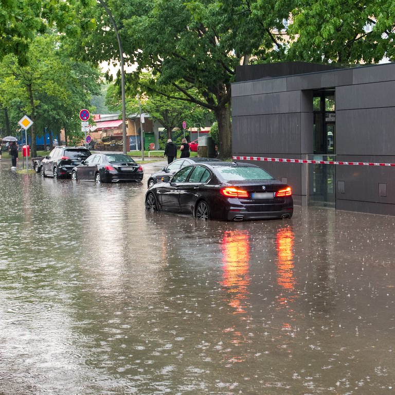 Autos stehen auf einer überfluteten Straße - Sujetbild (Foto: dpa Bildfunk, Daniel Bockwoldt)