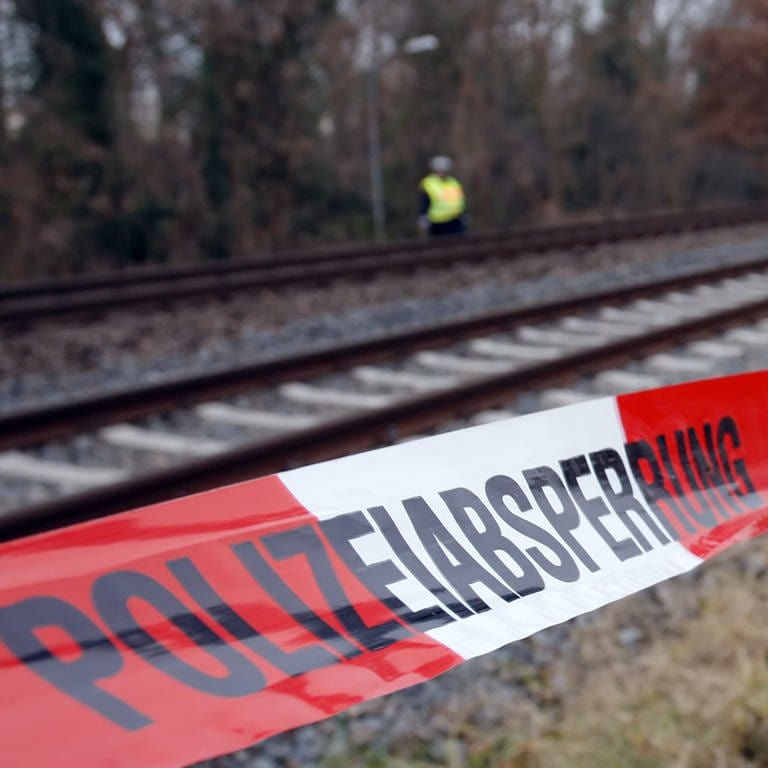 Polizeiabsperrband an einer Zugstrecke: In Bobenheim-Roxheim wurde ein Jugendlicher tot neben Bahngleisen gefunden (Symbolbild) (Foto: dpa Bildfunk, picture-alliance/ dpa | Ronald Wittek)