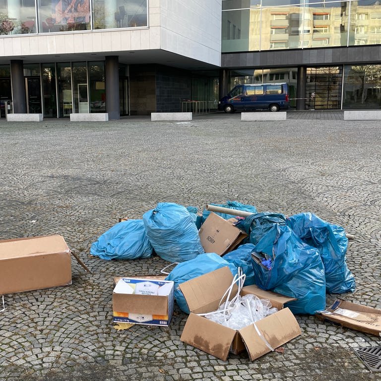 Müll vor dem Pfalzbau in Ludwigshafen (Foto: SWR)