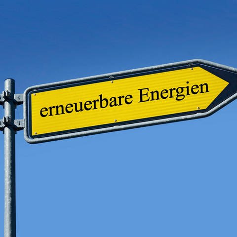 wegweiser mit dem Hinweis fossile Energien und erneuerbare Energien Symbolbild für Schifferstadt will unabhängige Energieversorgung über ein Großprojekt an Schulzentrum (Foto: IMAGO, Steinach)