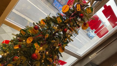 Der Wunscherfüller-Weihnachtsbaum der SAS für Obdachlose in einer Speyerer Pizzeria (Foto: SWR)