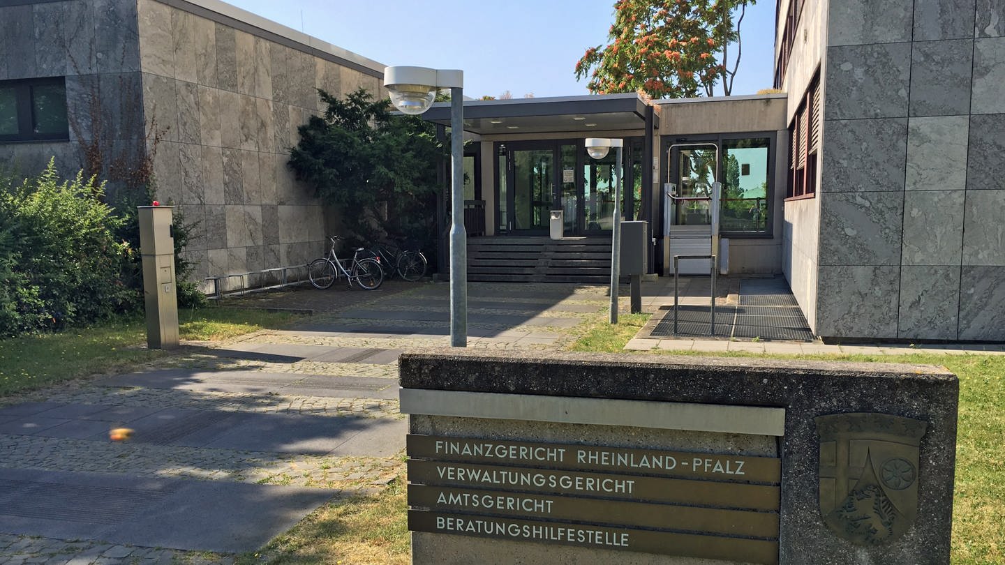 Eingangsbereich des Gerichtsgebäudes in Neustadt (Foto: SWR)