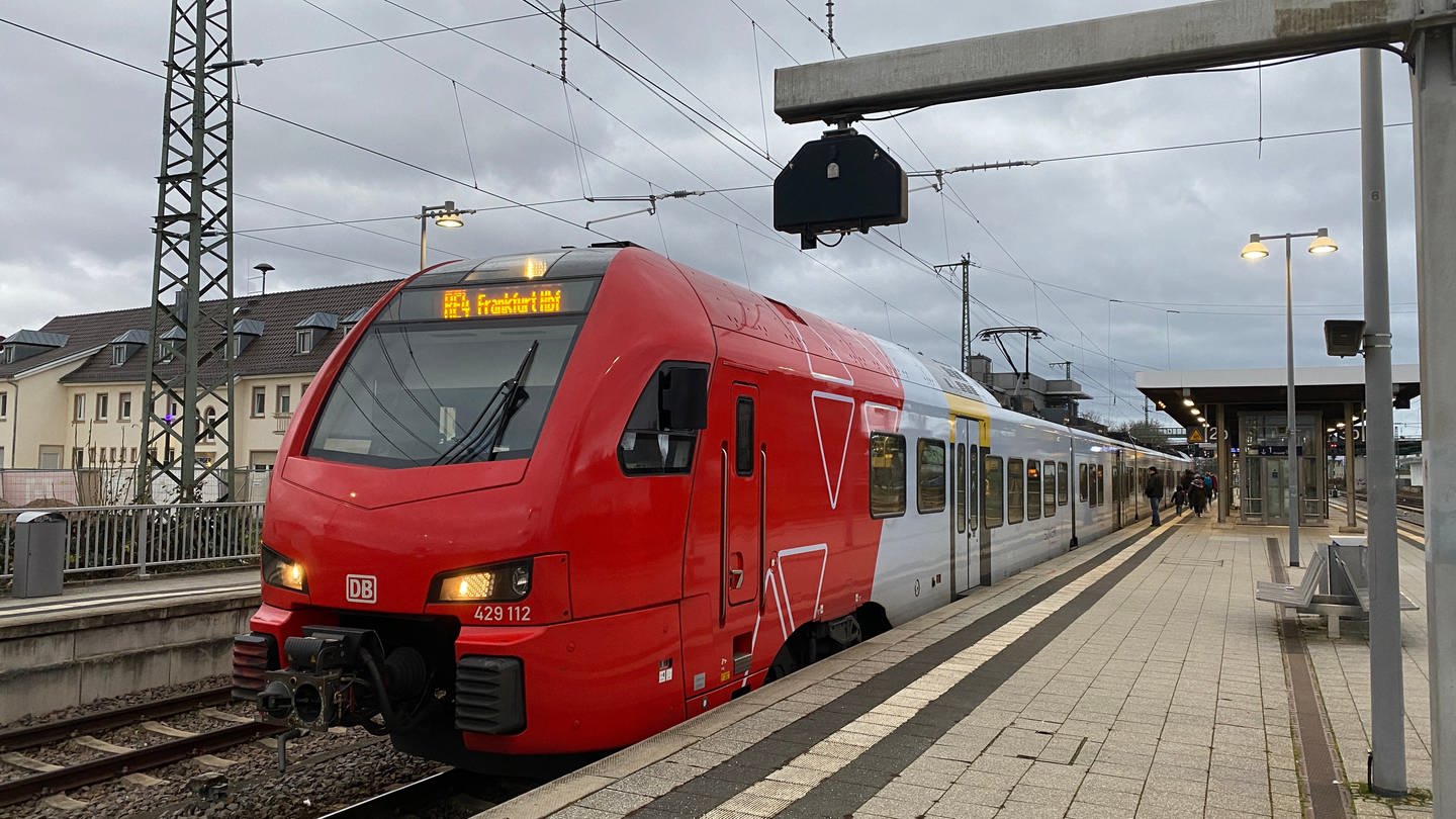 Die Regionalexpress-Züge von Karlsruhe über Germersheim, Speyer, Schifferstadt, Ludwigshafen und Frankenthal nach Mainz und Frankfurt fallen während der Riedbahn-Sperrung weg. (Foto: SWR)