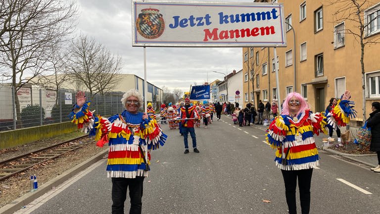 Die Mannheimer Fastnachtsvereine präsentieren sich in Ludwigshafen (Foto: SWR)