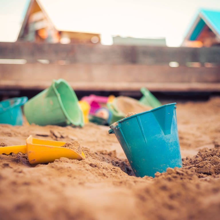Sandkasten mit Spielzeug (Foto: IMAGO / Zoonar)